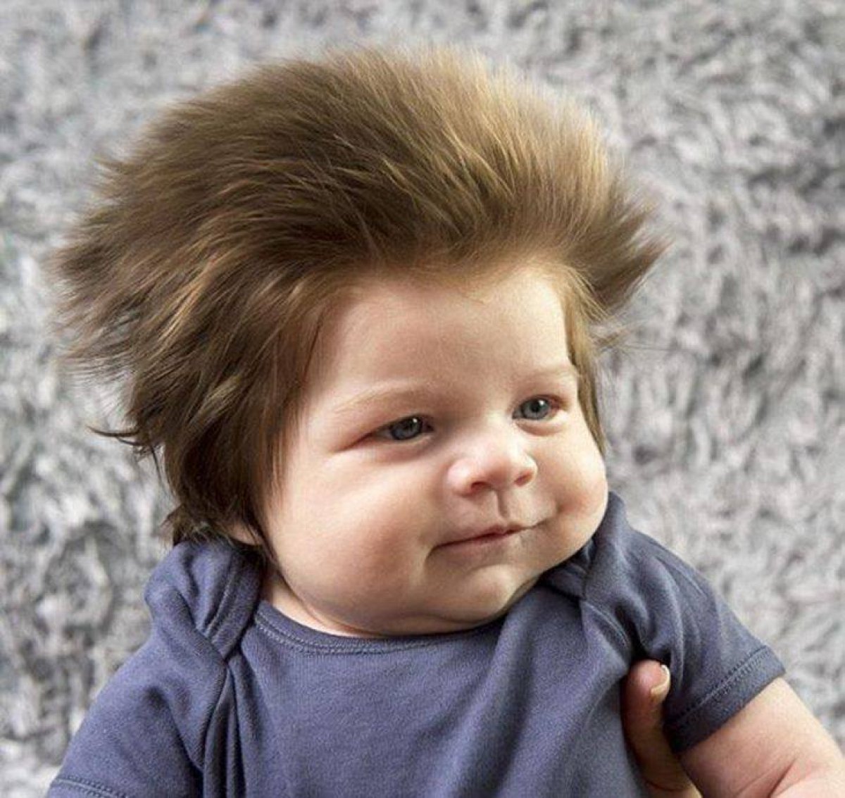Este bebé se hizo famoso por su cabello largo