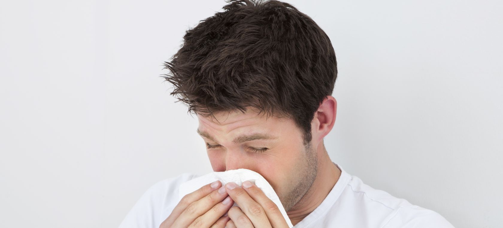 Catch a cold picture. Человек сморкается в платок. По психологии кто шмыгает носом. Чих. Почему грудничок чешет нос.