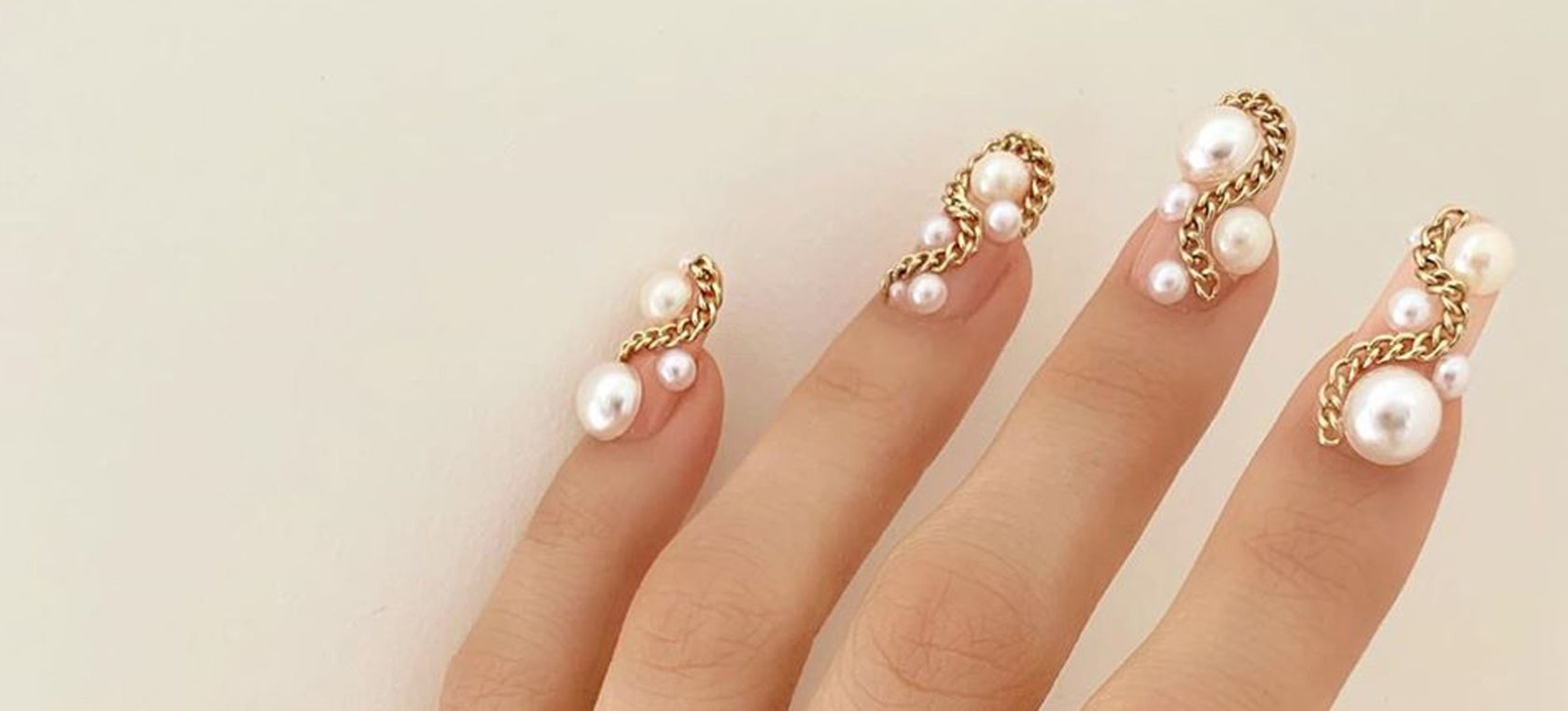 El diseño de uñas con perlas para las manos llega como nueva tendencia de n...