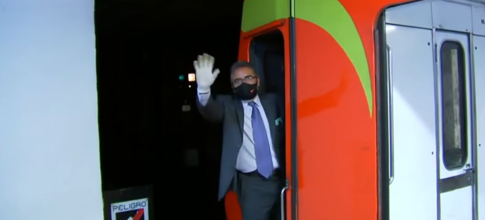 El chofer feliz: Conductor del metro anima a los usuarios a mantener una  sana distancia | Actualidad | LOS40 México