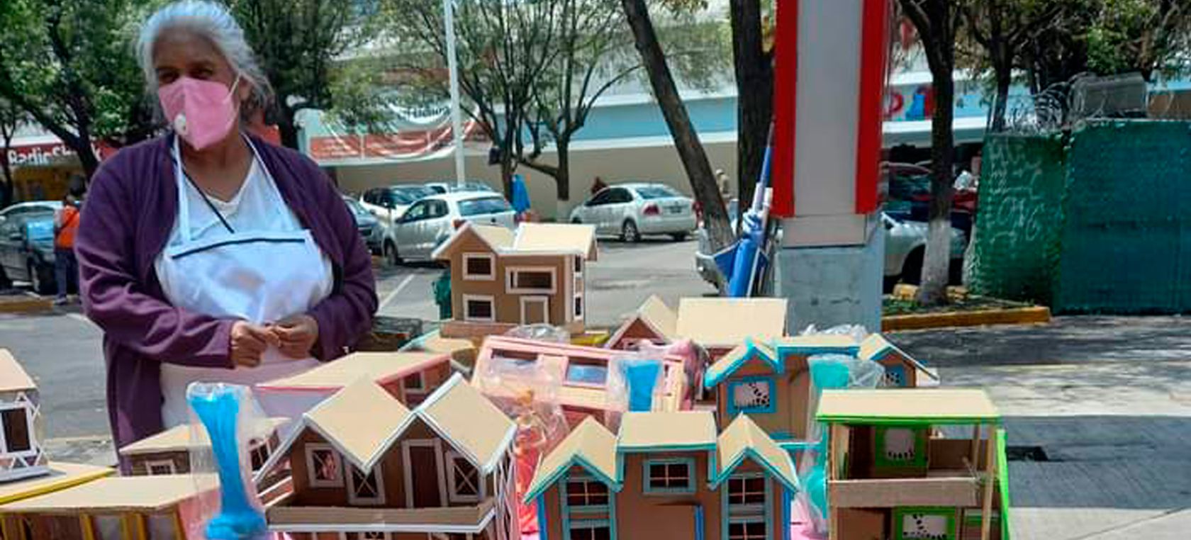 Abuelita hace casitas de cartón a cambio de despensa, piden ayudarla en  redes sociales | Actualidad | LOS40 México