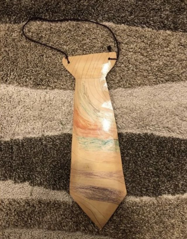 Papá usa en la boda de su hija, corbata de papel que ella le ...