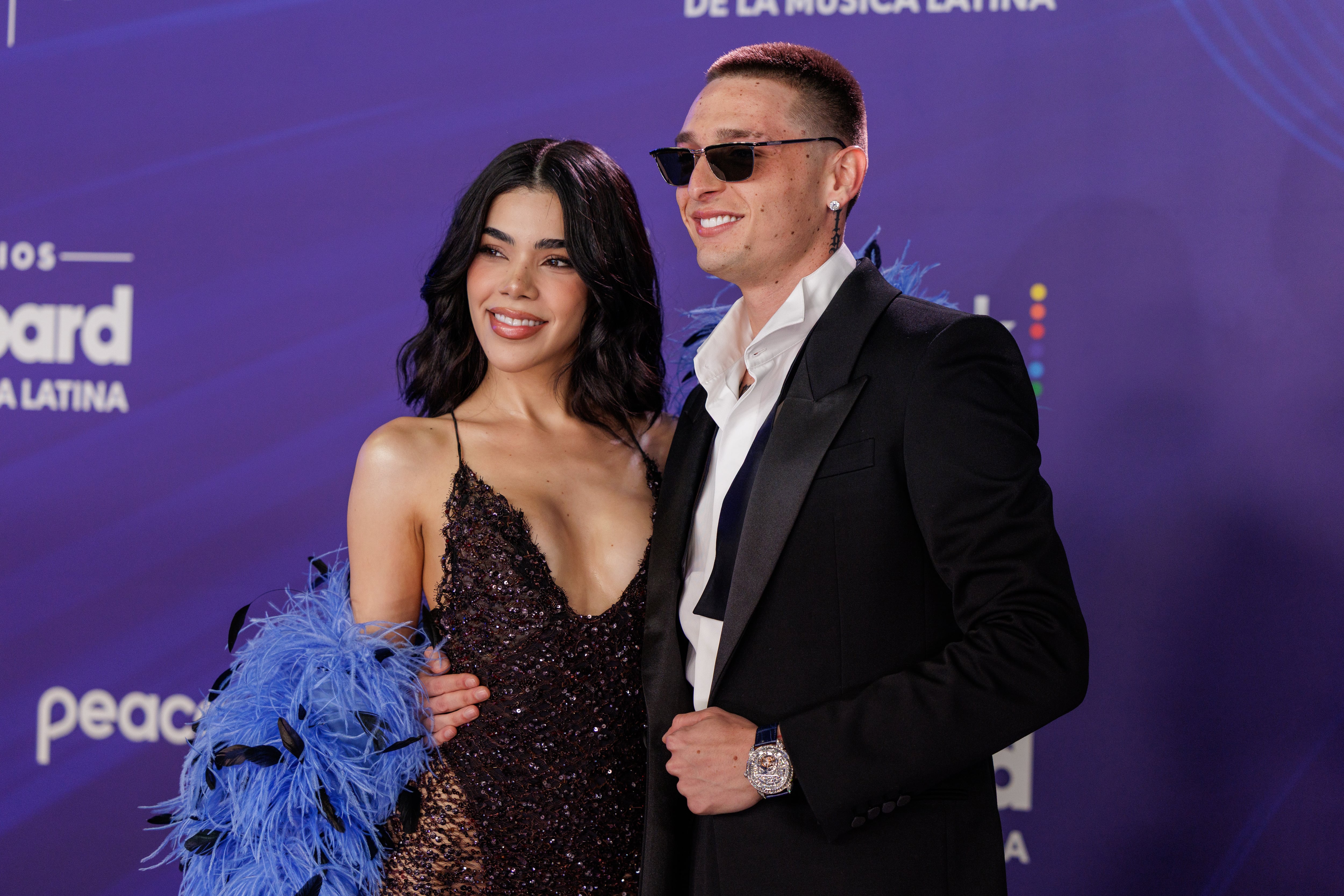 Kenia Os y Peso Pluma asisten a la entrega de los Premios Billboard de la Música Latina 2025, celebrada en el James L. Knight Center el 23 de octubre de 2025 en Miami, Florida.