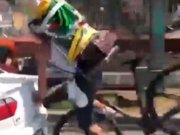 Ciclista con San Juditas se accidenta y se hace viral