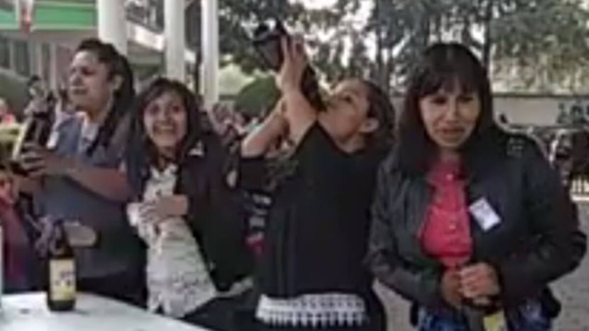 Mamás concursan por licuadora tomándose una caguama