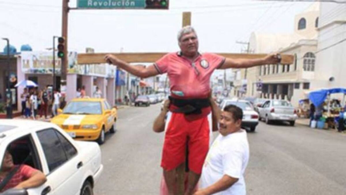 Se crucifica candidato por no ganar la elección