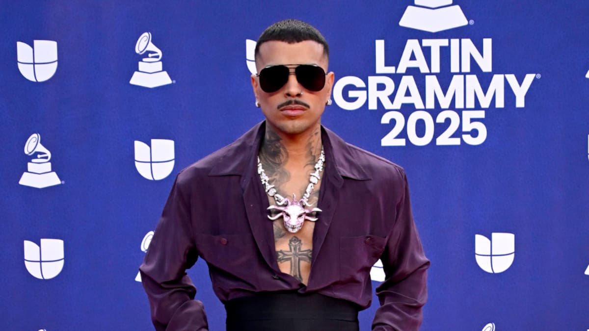 ¿Rauw Alejandro lanza indirecta a Rosalía en su presentación de los Latin Grammy 2025?