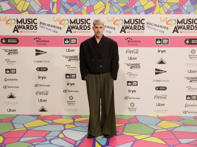 Marc Seguí, aunque fiel a su estilo oversize, hoy viste de colores más otoñales. Siempre divino.