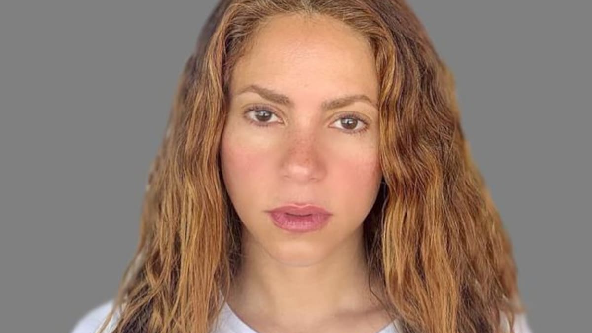 Shakira se muestra segura en bikini neón y muestra que su abdomen no es plano