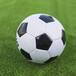 Futbolista fuera de la cancha responsable de un penal contra su equipo
