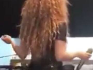 Shakira hace sexy movimiento de caderas y atacan su cuerpo
