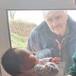 Abuelo conoce a su nieto a través de una ventana por distanciamiento social