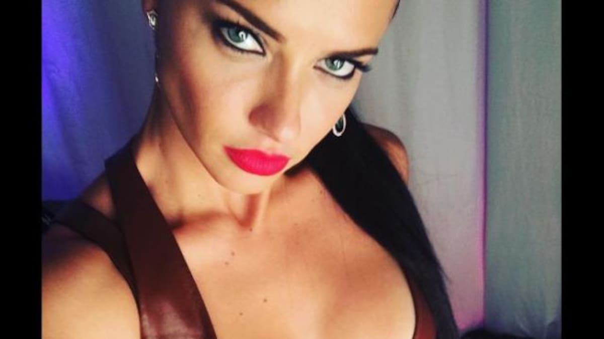 Adriana Lima enciende las redes con polémicas fotos