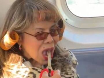 Señora en el metro come tacos con tijeras