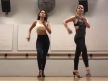 ¡OMG! Eiza saca sus mejores pasos de salsa