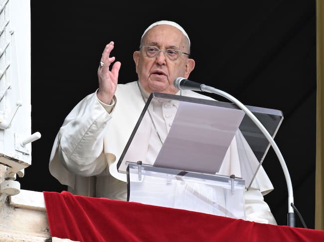 El Papa Francisco asomado en la ventana de la Plaza de San Pedro en el Vaticano