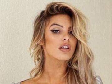 Lele Pons en sensual pose en la bañera