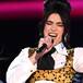 Fan empuja a Dua Lipa en su visita a México