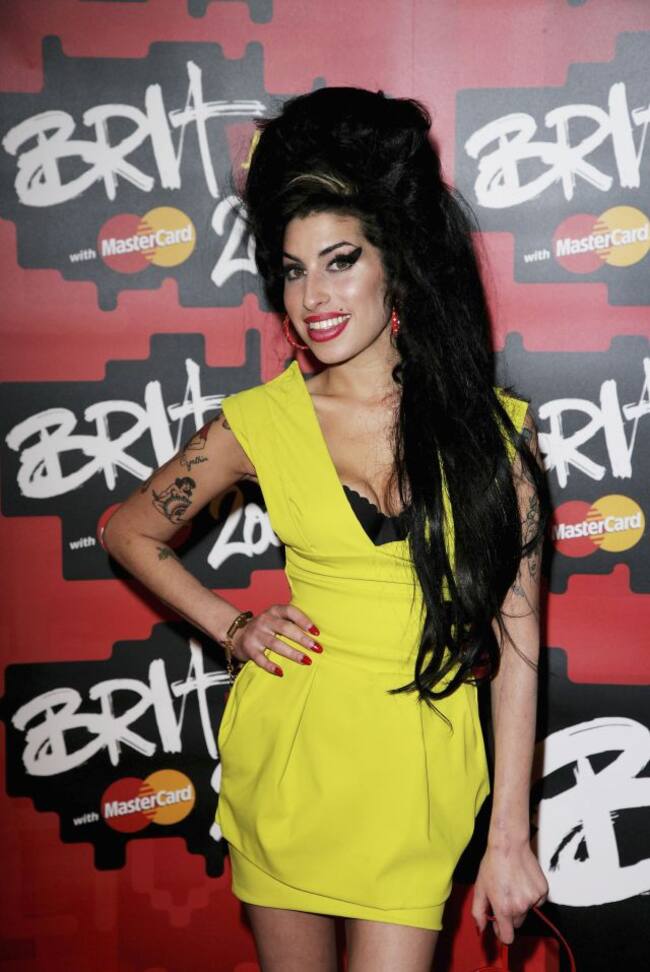 Amy Winehouse usó un look muy parecido al de Dua Lipa en 2007