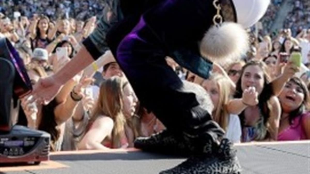 ¡Ups, a Justin Bieber se le caen los pantalones frente a una multitud!