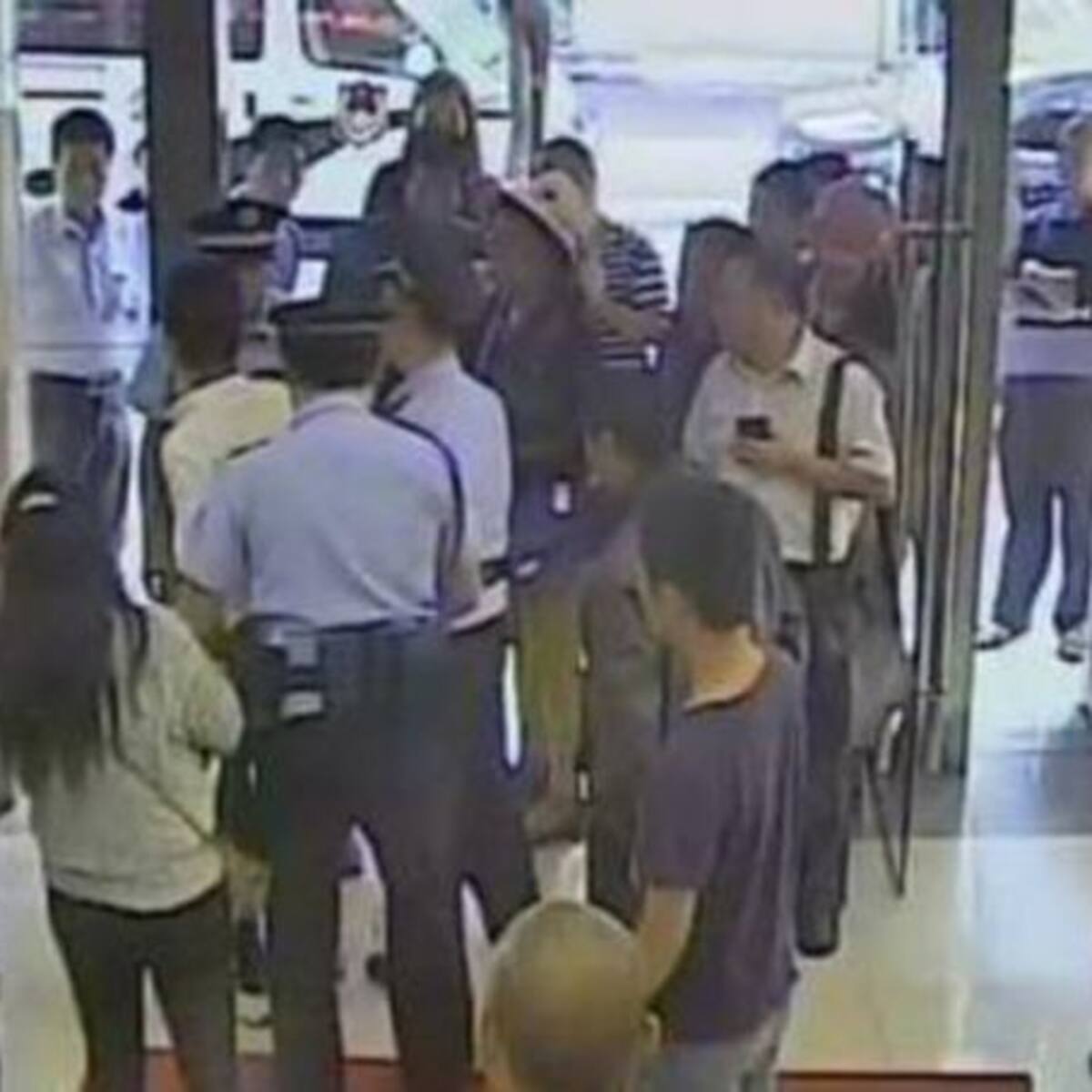 Ladrón coincide en el banco con el dueño de la tarjeta que robó