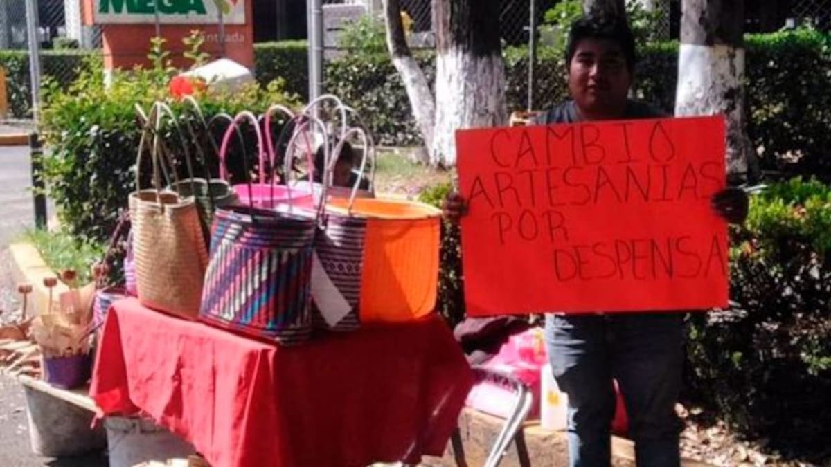 Artesano ofrece su mercancía a cambio de despensa
