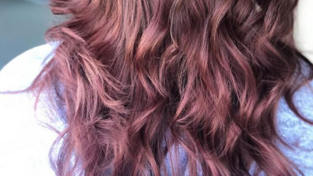 Strawberry Brunette: Tono para morenas | Tendencias 2019 para cabello teñido