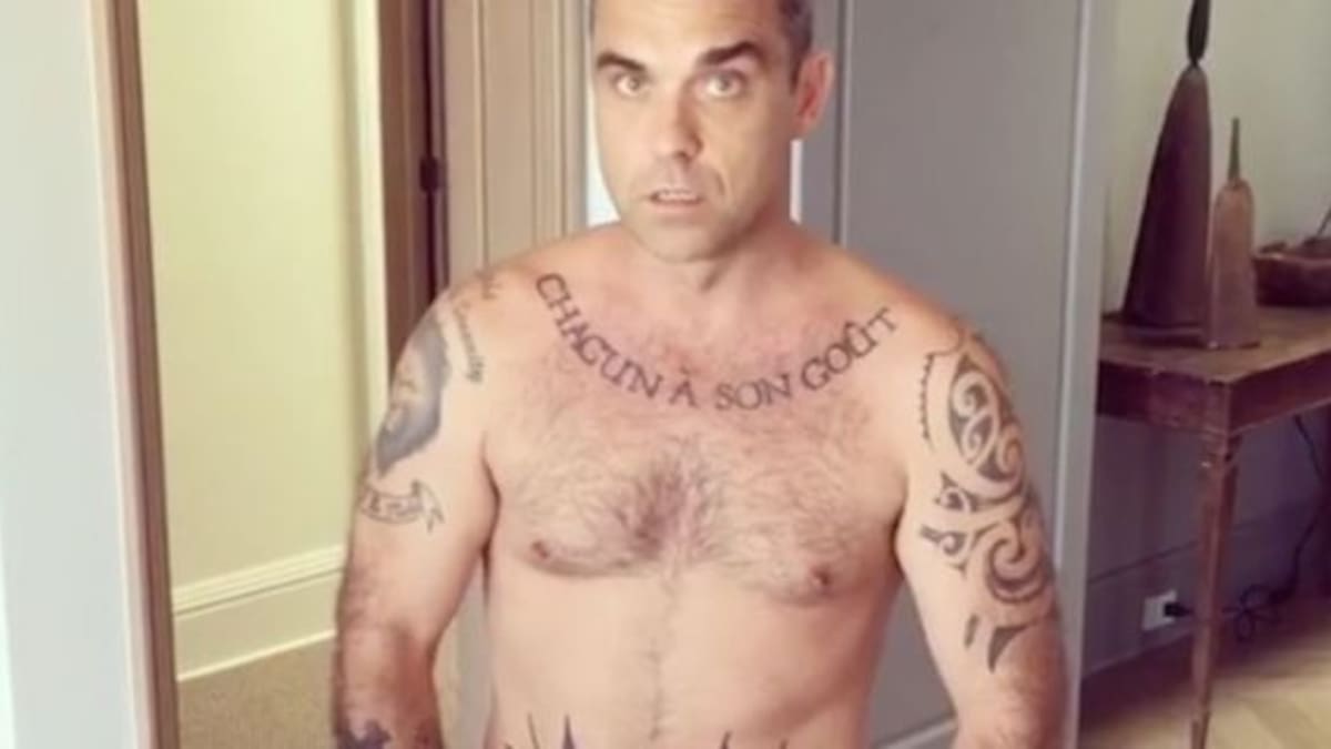 Robbie Williams se quita toda la ropa