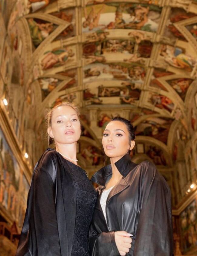 Kim Kardashian usó una gabardina para cubrirse en los recintos sagrados