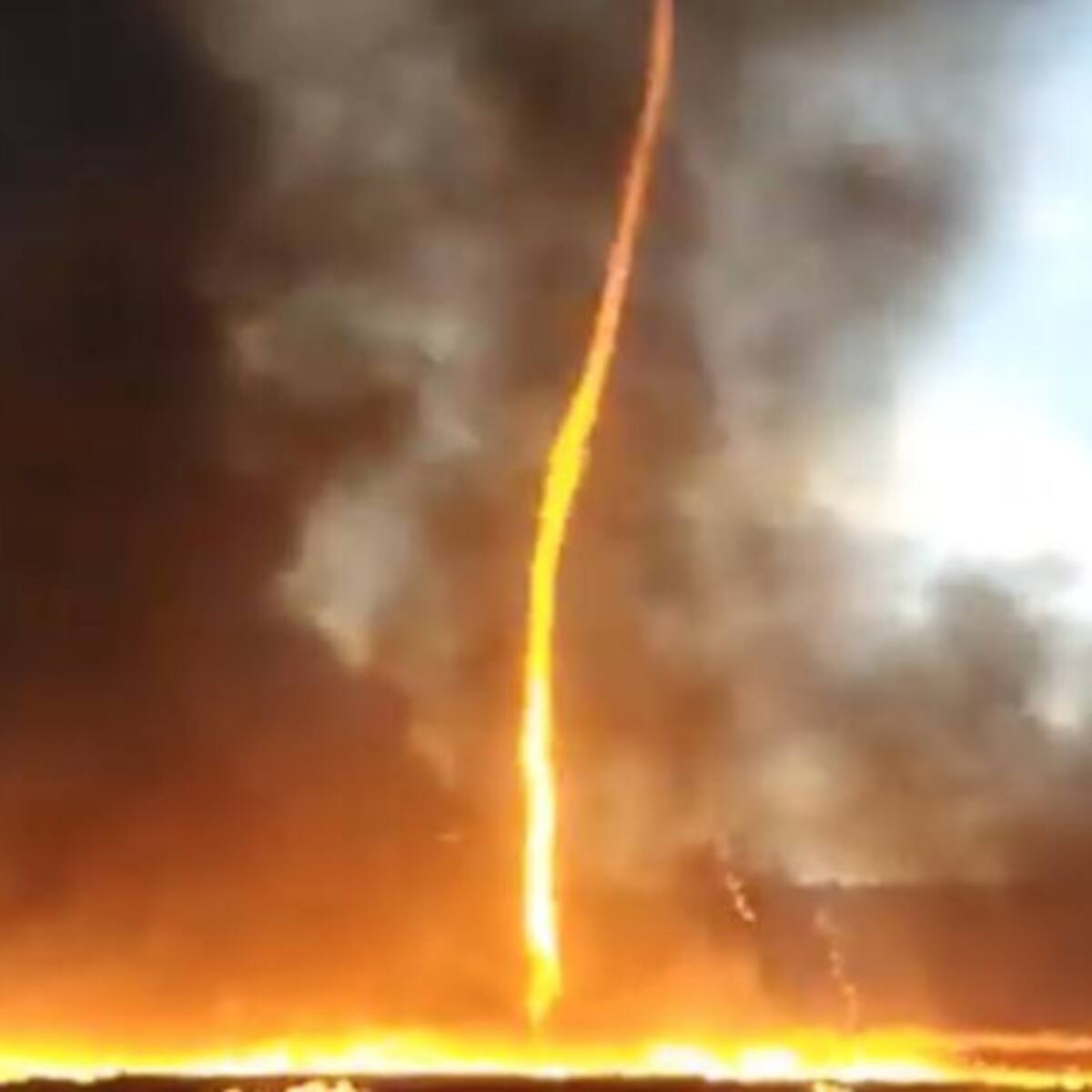 Soprendente tornado de fuego invade Inglaterra