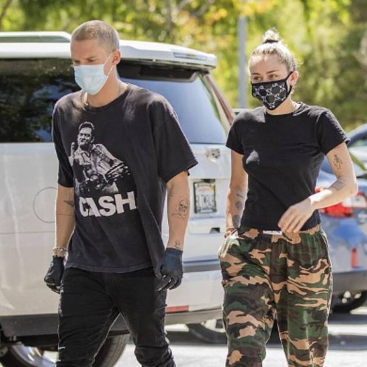 Famosos no dejan de protegerse del COVID-19 y no salen sin mascarilla