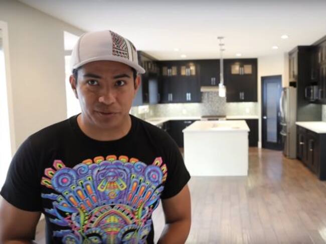 La casa cuenta con cuatro habitaciones, un sótano adaptado como departamento y cuatro áticos