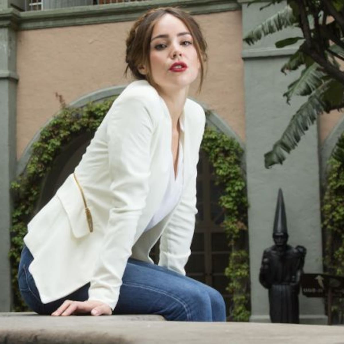 Camila Sodi posa con poca ropa