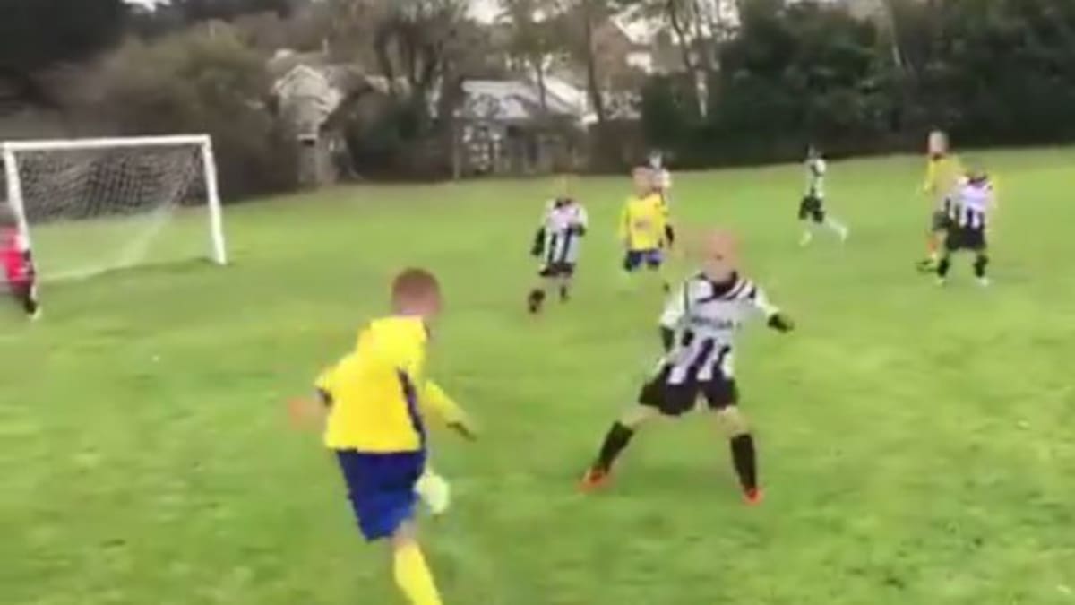 Papá impide de la peor manera que le metan gol a su hijo