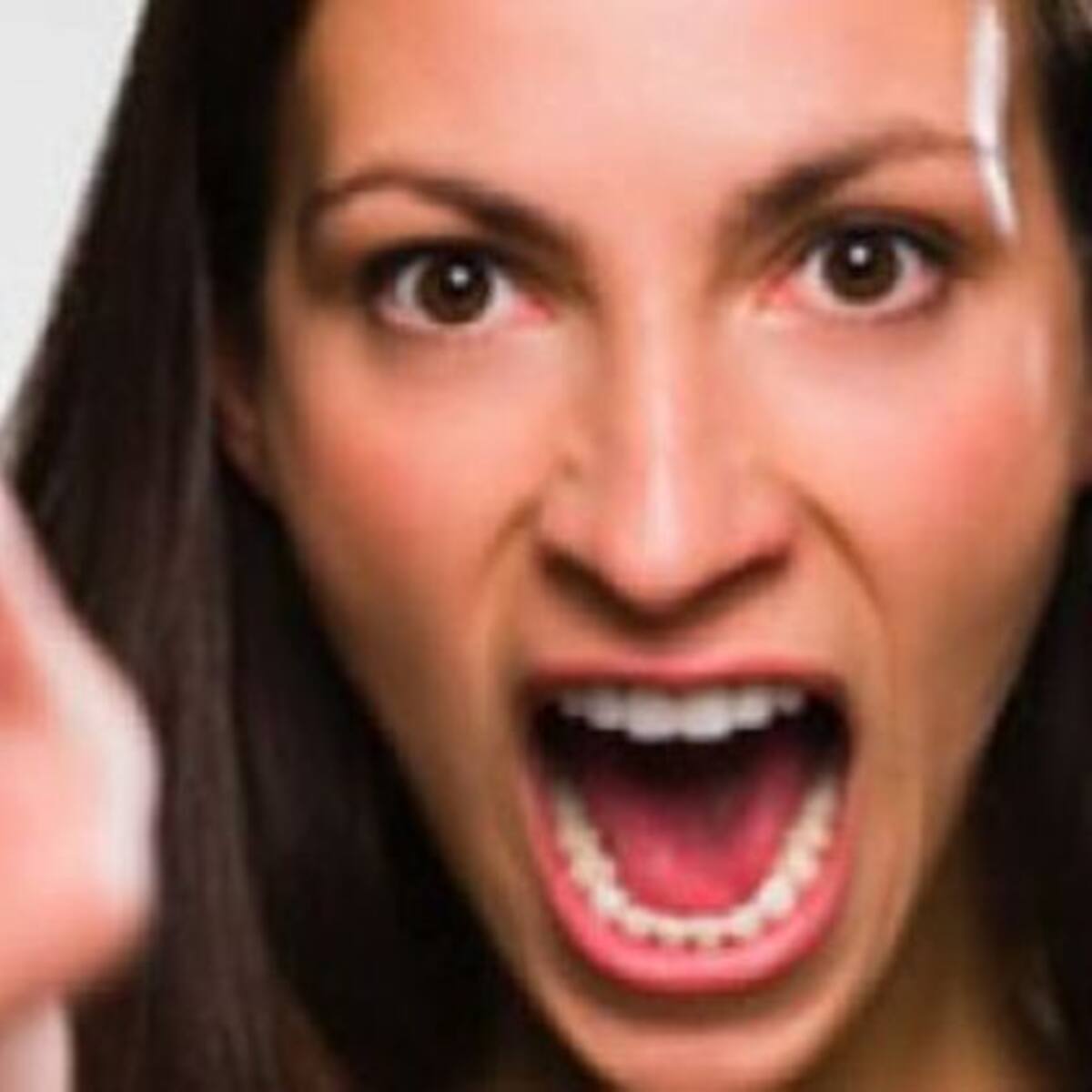 La novia más histeria del mundo, no le gusta que tomen sus cosas