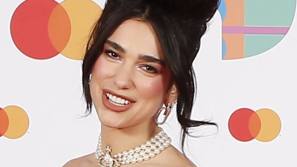 Dua Lipa rinde homenaje a Amy Winehouse copiando completamente su look