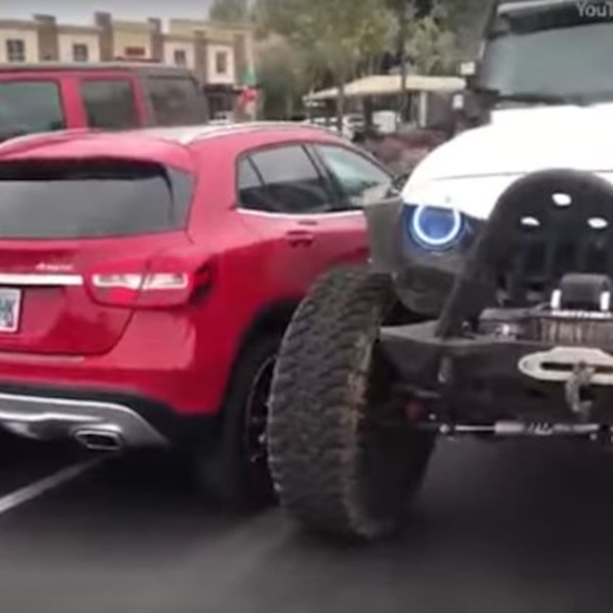 Se estaciona en dos cajones y este es su karma