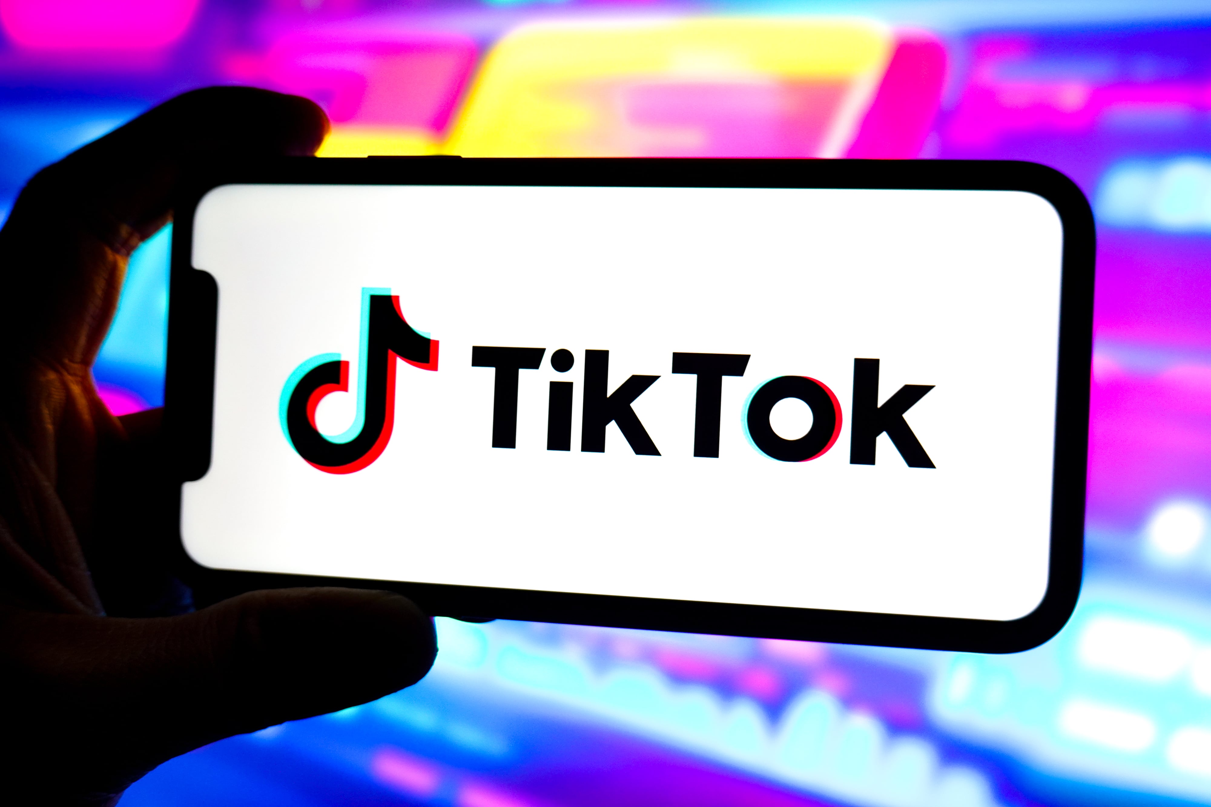Una pantalla de móvil muestra TikTok