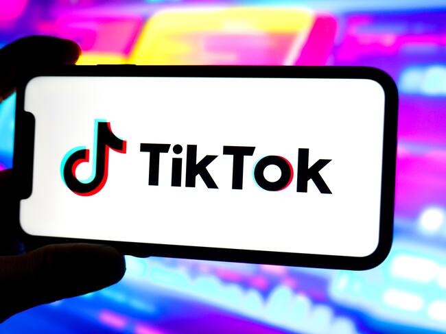 Una pantalla de móvil muestra TikTok