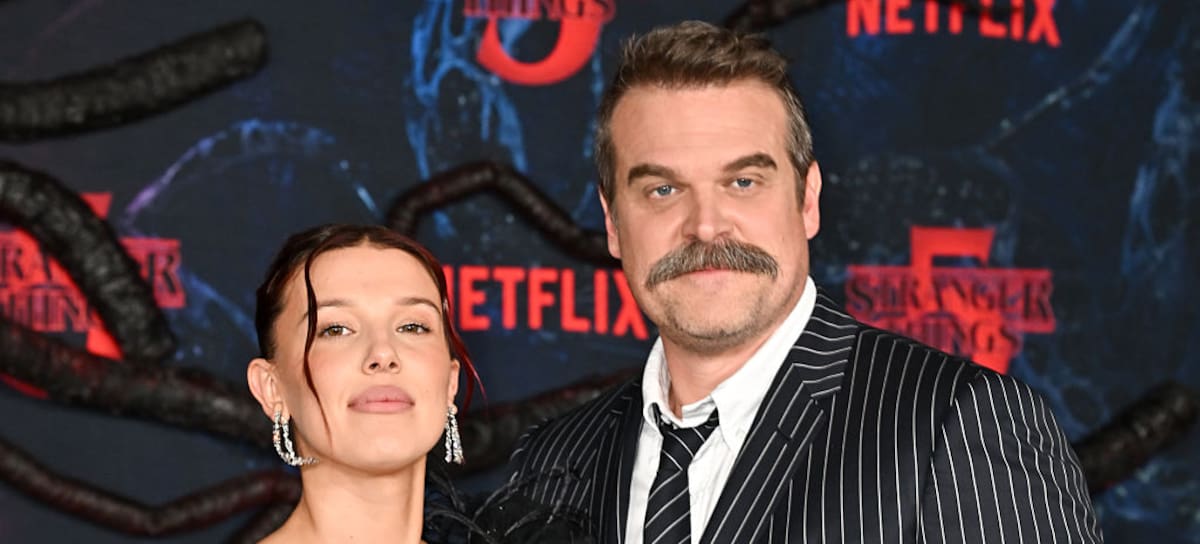 MX- Millie Bobbie Brown y David Harbour