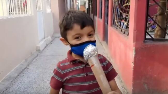 Niño sale a la calle a entrevistar perritos
