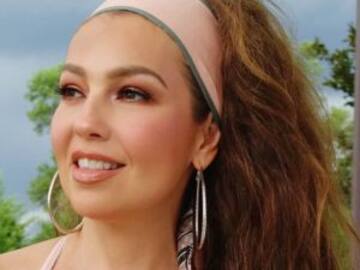 Thalía presume su trasero al levantarse el vestido