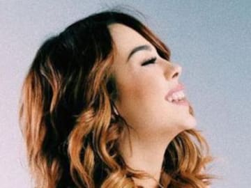 Danna Paola sorprende con escote