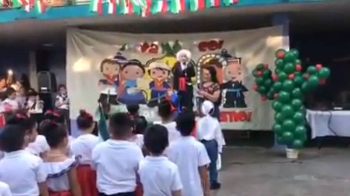 ¡Viva México cabr***s! Grita un niño en su ceremonia de Primaria