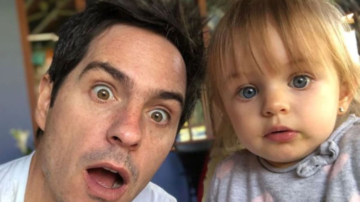 Mauricio Ochmann practica con muñeca para ser mejor papá
