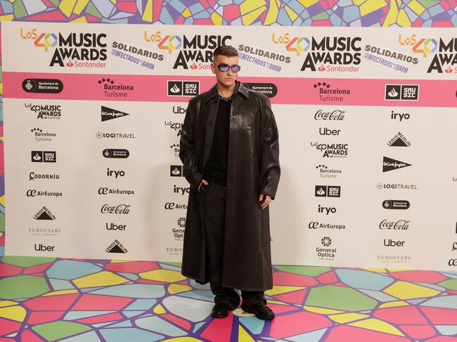 Recycled J ha aterrizado en LOS40 Music Awards Santander como una auténtico personaje de la Matriz. Hoy nos hará elegir la pastilla (de Cruz) Roja para recaudar fondos en favor de los afectados por la DANA.