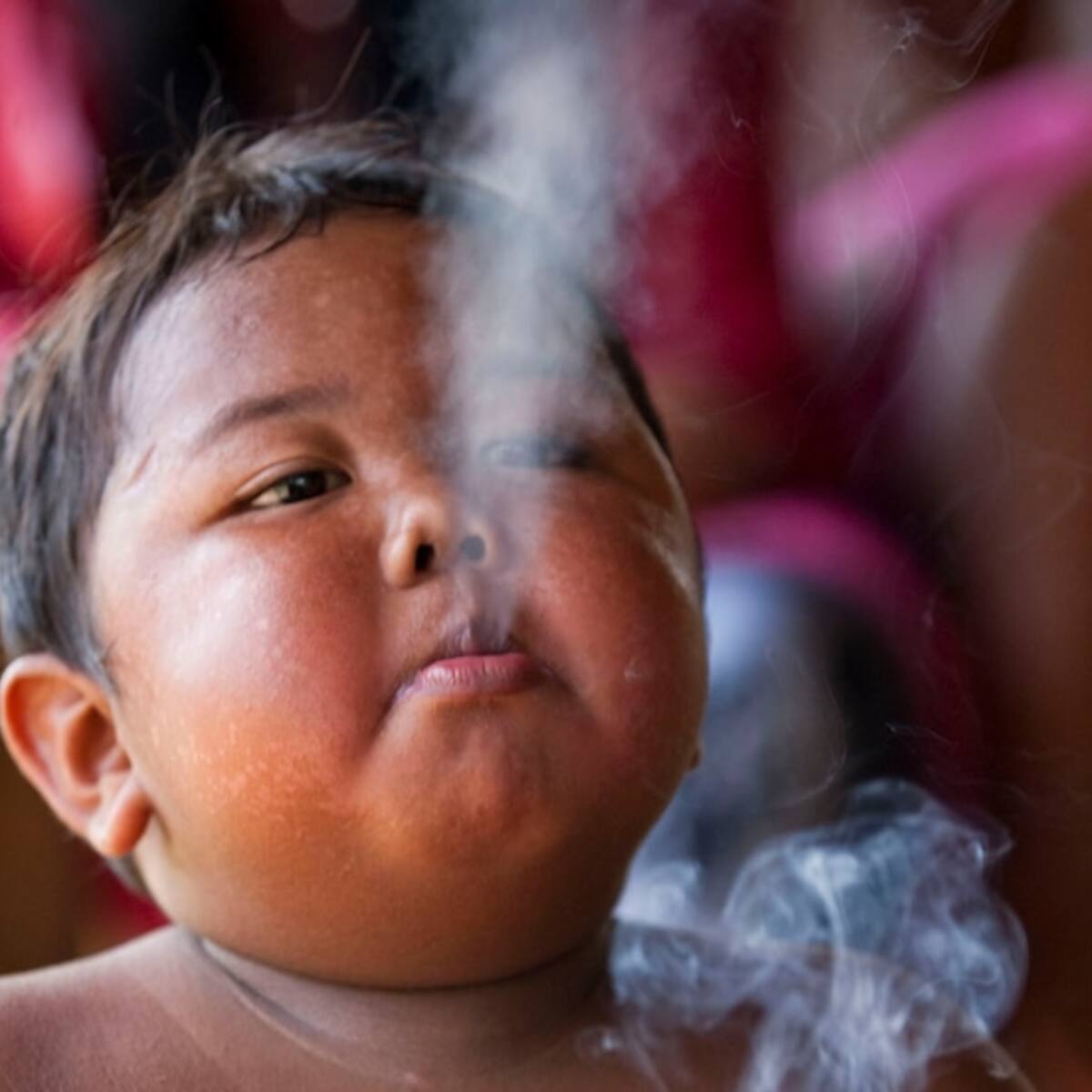¿Qué pasó con Ardi Rizal, el niño que fumaba 40 cigarrillos al día? Así luce hoy