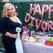 Mujer celebra su divorcio con una fiesta