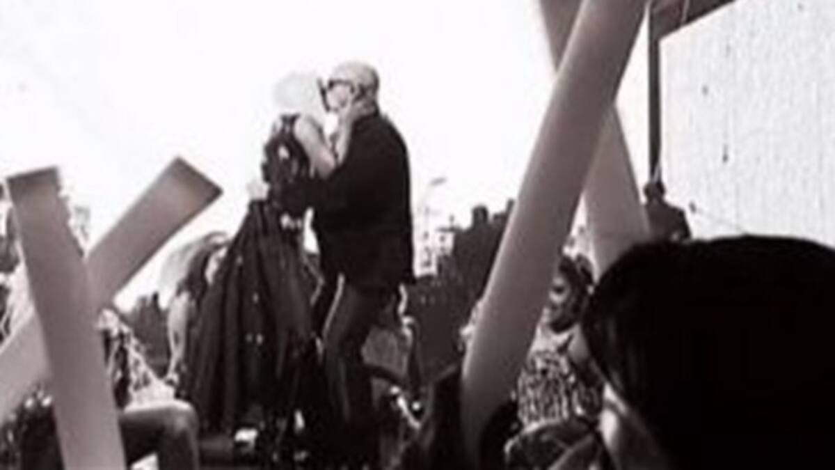 Pitbull y Christina Aguilera se besan