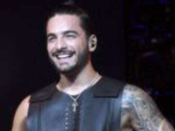 Maluma se besa con su tía